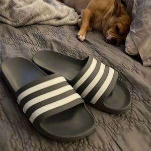 Adidas size 8 gray and white sandals flip flops